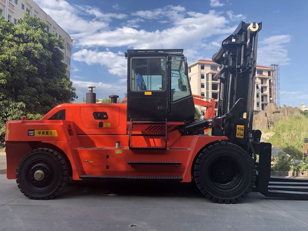 20 Ton Forklift For Heavy Concrete Block Transport