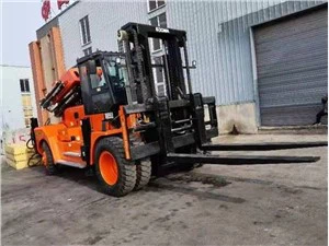 16t gaffeltruck matchet med knoket kran